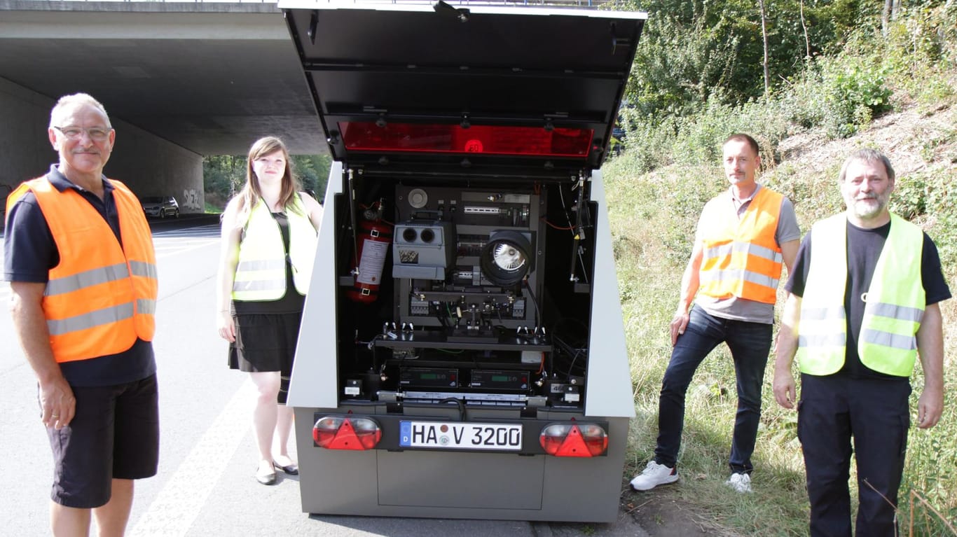 Jiri Kubon, Teamleiterin Lara Stemmann, Abteilungsleiter Tobias Berens und Andreas Schaller (v. li.) nahmen den mobilen Blitzer in Betrieb: Er kann alle Autos über mehrere Fahrspuren hinweg erfassen.