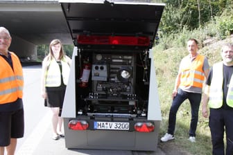 Jiri Kubon, Teamleiterin Lara Stemmann, Abteilungsleiter Tobias Berens und Andreas Schaller (v. li.) nahmen den mobilen Blitzer in Betrieb: Er kann alle Autos über mehrere Fahrspuren hinweg erfassen.