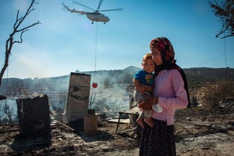 September auf Lesbos: Eine Frau und ihr Kind stehen nach dem Brand in den Baracken des Flüchtlingscamps.