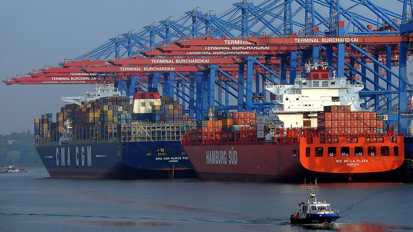 Containerschiffe am Hamburger Hafen (Symbolbild): Die deutsche Wirtschaft erholt sich laut der neusten Konjunkturprognose doch nicht so schnell.