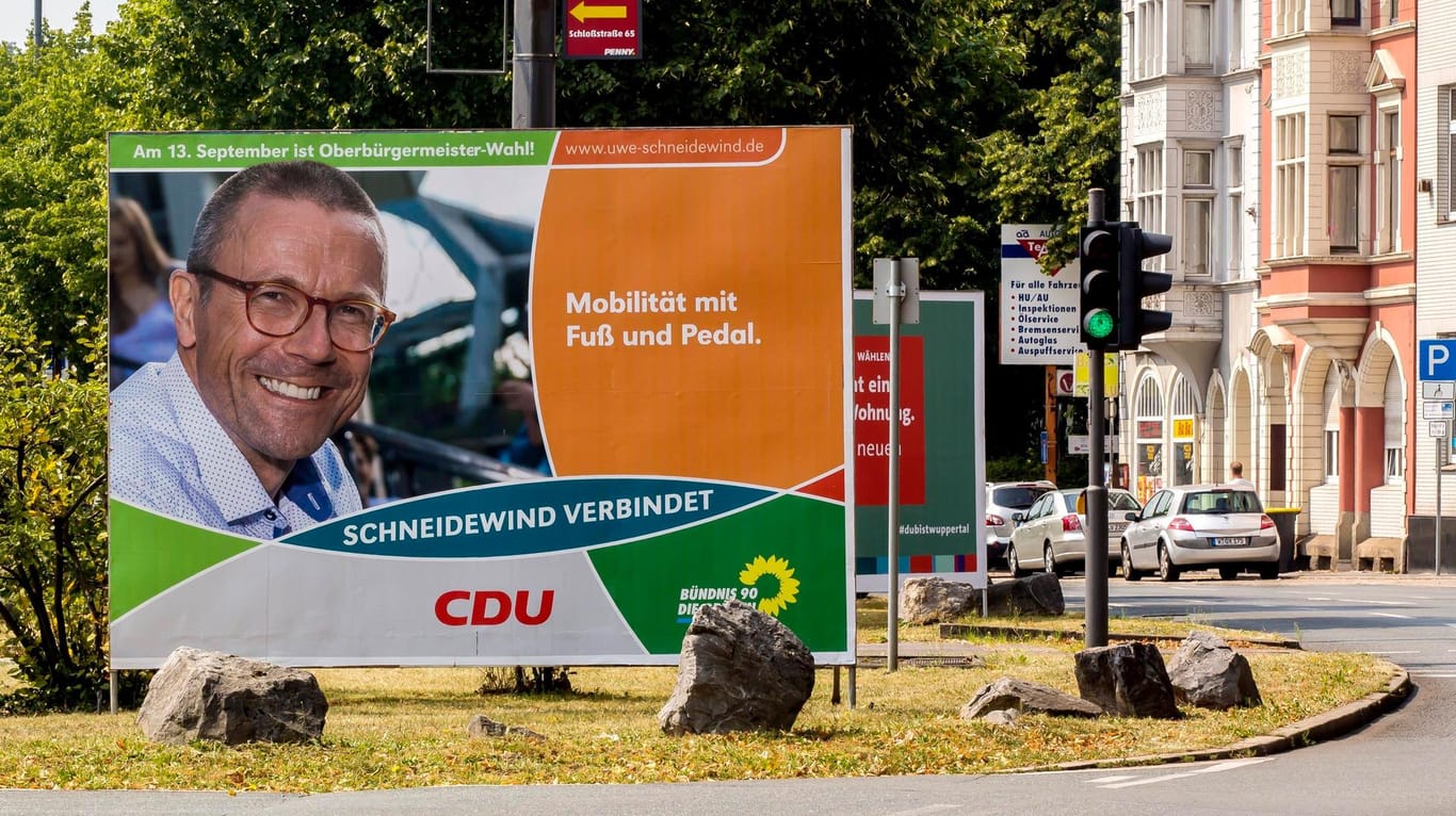 Ein Wahlplakat des gemeinsamen CDU/Grüne-Kandidaten Uwe Schneidewind: Er möchte die Mobilität in Wuppertal verbessern.