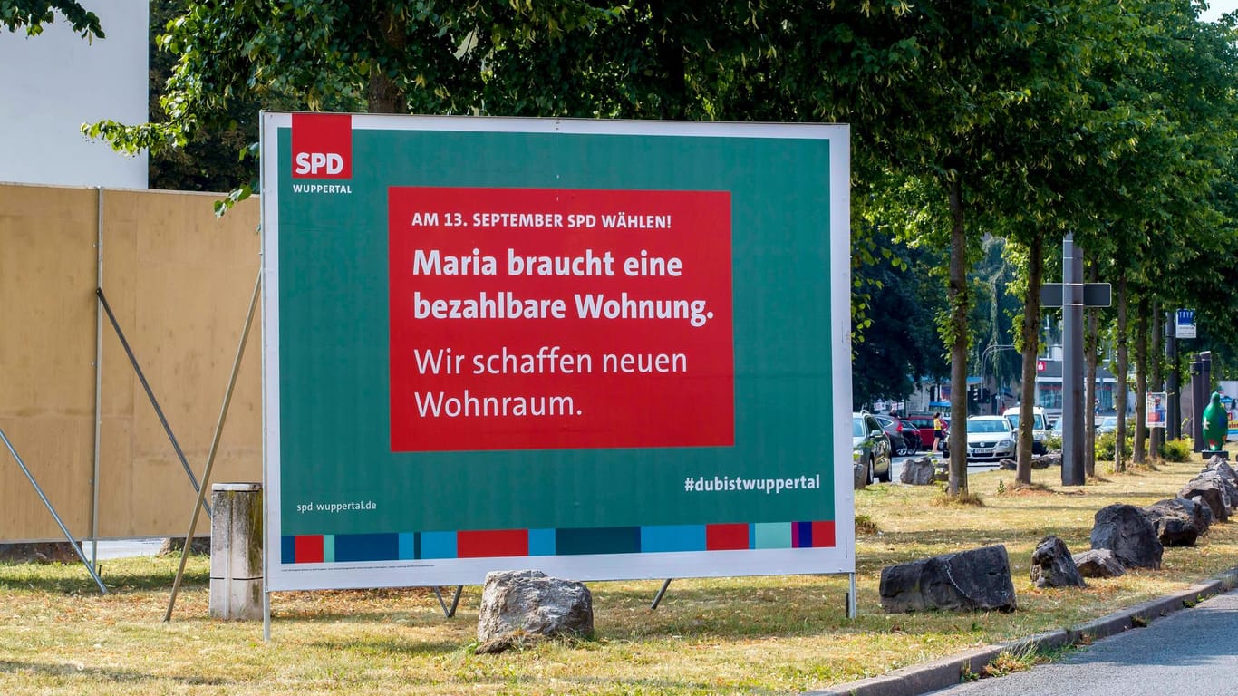 Ein Wahlplakat der SPD, für die der amtierende OB Andreas Mucke angetreten ist: Sie setzt sich für bezahlbaren Wohnraum ein.
