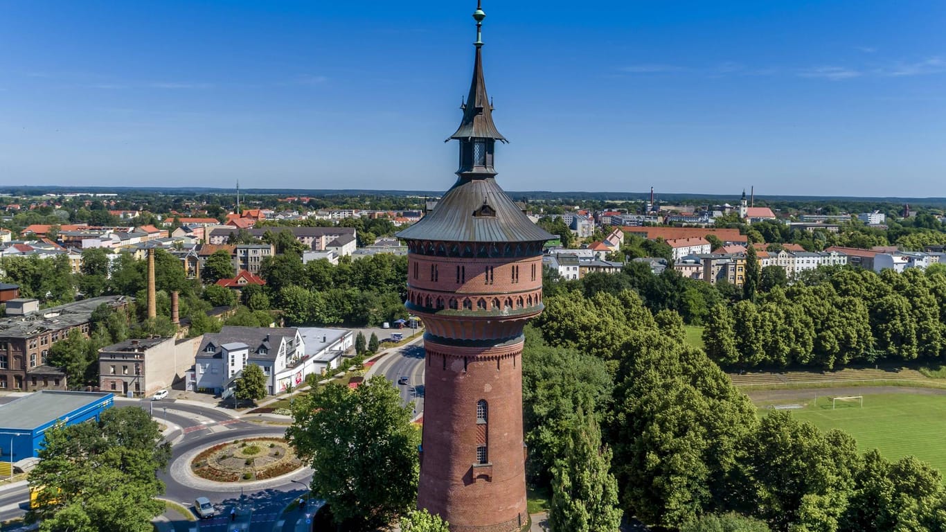 Blick auf Forst in Brandenburg: Nicht weit von dem alten Wasserturm geschah ein Doppelmord. Er ist Teil eines Kriegs zweier Clans.