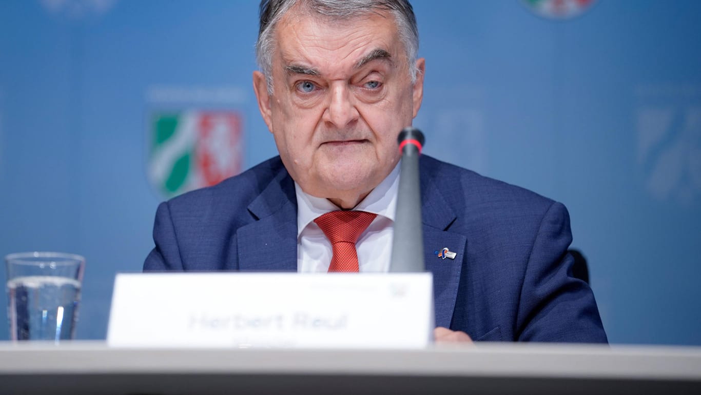 Herbert Reul: Der Innenminister von NRW bei einer Pressekonferenz.