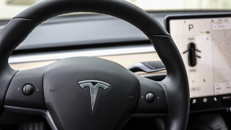 Tesla Model 3: In den neuen Modellen filmen Kameras das Geschehen im Innenraum und außerhalb des Fahrzeugs.