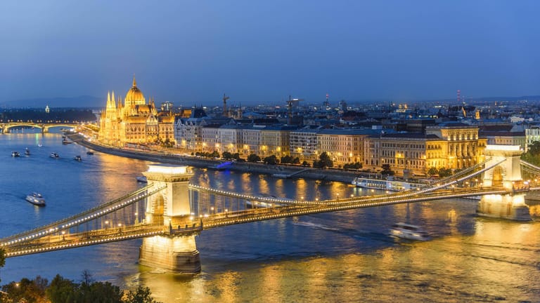 Budapest Panorama am Abend: Die Hauptstadt Ungarns gilt momentan als Corona-Risikogebiet.