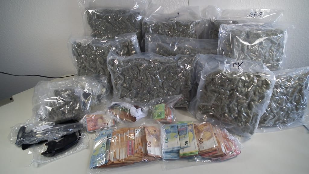 Marihuana, Bargeld, Elektroschocker und Faustmesser: Stuttgarter Zöllner haben eine "heiße" Sendung entdeckt.