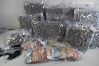 Marihuana, Bargeld, Elektroschocker und Faustmesser: Stuttgarter Zöllner haben eine "heiße" Sendung entdeckt.