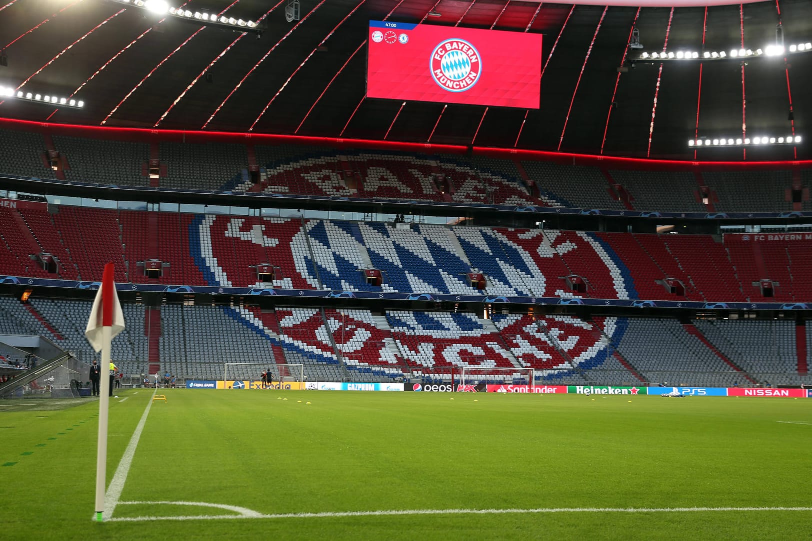 Die Allianz Arena in München: Das Eröffnungsspiel zwischen dem FC Bayern und Schalke 04 findet nun doch ohne Zuschauer statt.