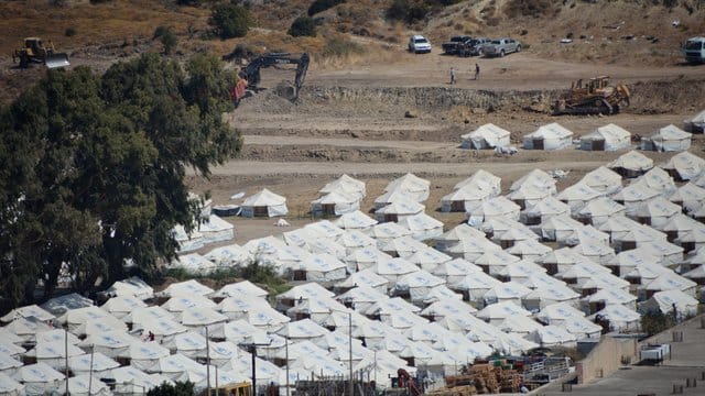 Neu aufgebaute Zelte für die Umsiedlung von Migranten und Flüchtlingen stehen im provisorischen Zeltlager Kara Tepe wenige Kilometer nördlich der Ortschaft Mytilini. Neu aufgebaute Zelte für die Umsiedlung von Migranten und Flüchtlingen stehen im provisorischen Zeltlager Kara Tepe wenige Kilometer nördlich der Ortschaft Mytilini.