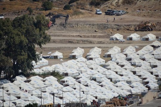 Neu aufgebaute Zelte für die Umsiedlung von Migranten und Flüchtlingen stehen im provisorischen Zeltlager Kara Tepe wenige Kilometer nördlich der Ortschaft Mytilini.