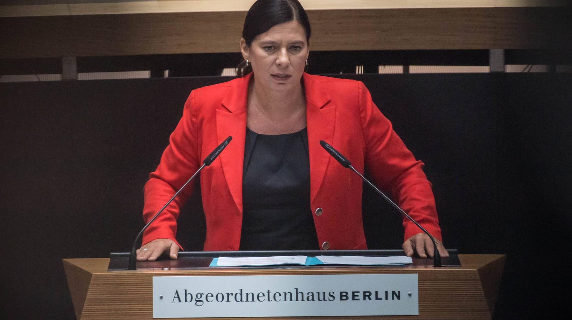 Sandra Scheeres (SPD) steht am Rednerpult (Archivbild): Mehrere Bildungspolitiker in Quarantäne. Sandra Scheeres (SPD) steht am Rednerpult (Archivbild): Mehrere Bildungspolitiker in Quarantäne.