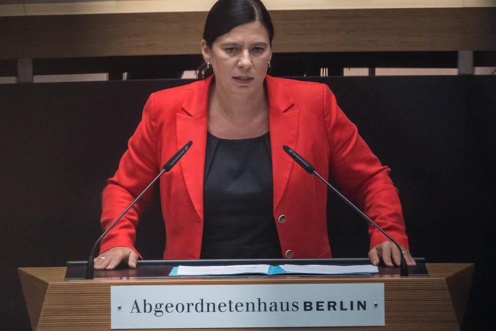 Sandra Scheeres (SPD) steht am Rednerpult (Archivbild): Mehrere Bildungspolitiker in Quarantäne.