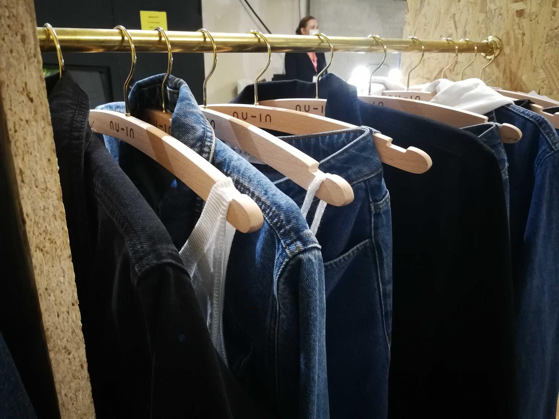 Kleidungsstücke aus recycelter Baumwolle: Sie ist von konventioneller Kleidung nicht zu unterscheiden.