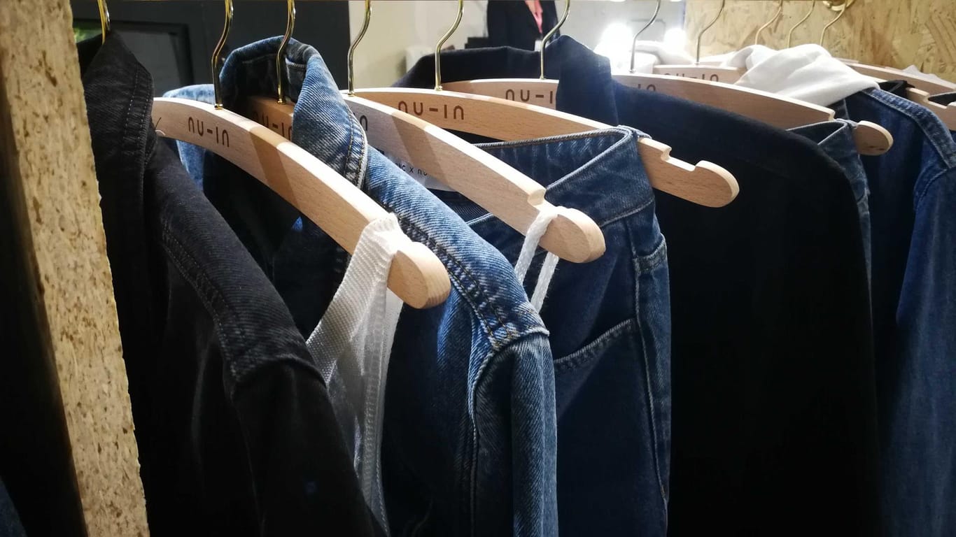 Kleidungsstücke aus recycelter Baumwolle: Sie ist von konventioneller Kleidung nicht zu unterscheiden.