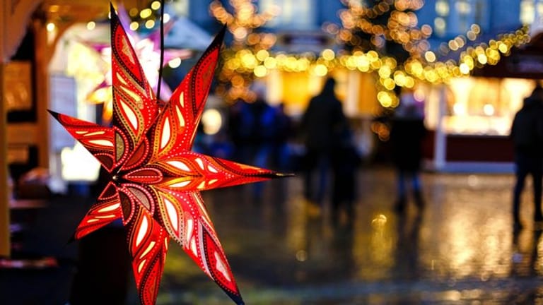Ein Adventsstern hängt auf dem Kieler Weihnachtsmarkt: Dieses Jahr finden die Märkte trotz Corona statt.