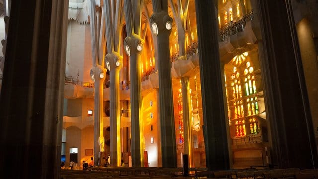 Innenansicht der noch im Bau befindlichen Basilika Sagrada Familia des spanischen Architekten Antoni Gaudi. Innenansicht der noch im Bau befindlichen Basilika Sagrada Familia des spanischen Architekten Antoni Gaudi.