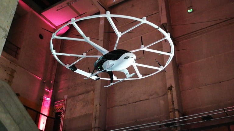Volocopter (Modell auf dem Greentech Festival): Schon in wenigen Jahren soll das elektrisch betriebene Flugtaxi eingesetzt werden.