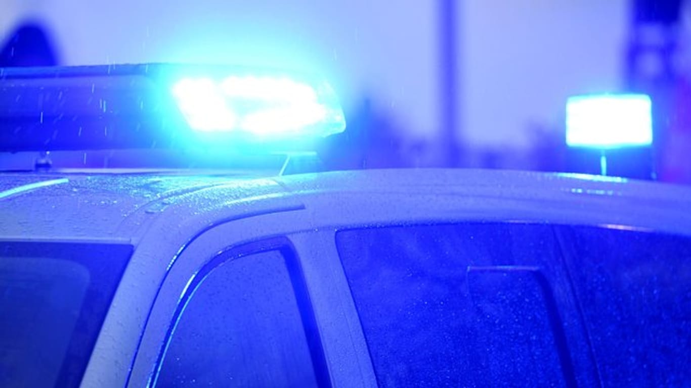 Ein Polizeiwagen mit eingeschaltetem Blaulicht (Symbolbild): In Erfurt ist ein schwer verletzter Mann gefunden worden.