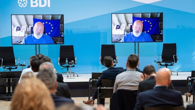 Frans Timmermans, geschäftsführender Vizepräsident und Kommissar für Klimaschutz in der EU-Kommission, ist beim Klimakongress des Bundesverbands der Deutschen Industrie (BDI) per Video zugeschaltet.