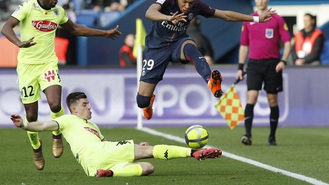 Baptiste Santamaria (u) beim Tackling gegen PSG-Star Kylian Mbappé. Baptiste Santamaria (u) beim Tackling gegen PSG-Star Kylian Mbappé.