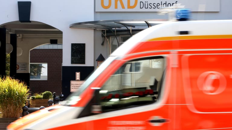 Ein Rettungswagen fährt an der Düsseldorfer Uniklinik vorbei: Wegen eines IT-Ausfalls infolge eines Hacker-Angriffs gibt es in dem Krankenhaus noch immer starke Einschränkungen.