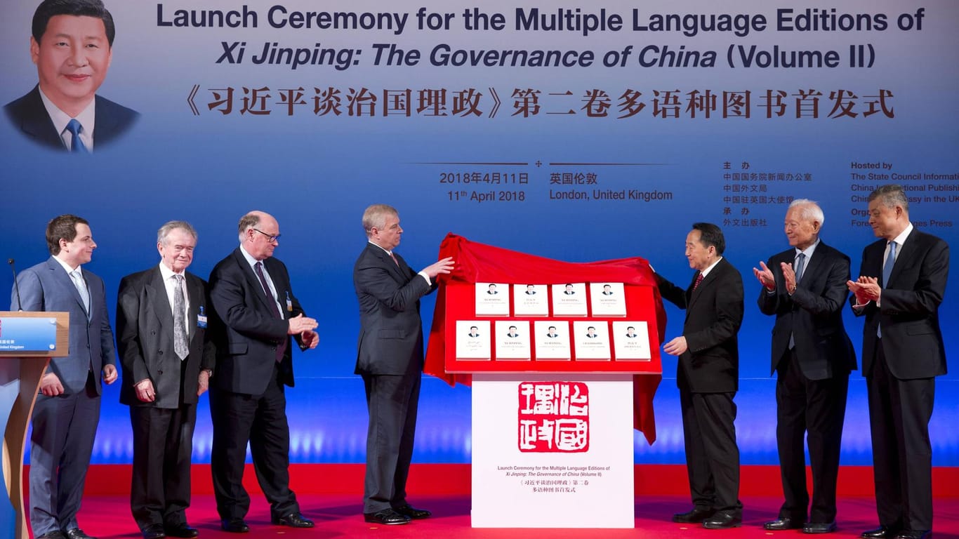Festakt: In England stellte Prince Andrew 2018 mit einem chinesischen Minister die zweite Auflage des Buchs von Xi Jinping vor. In der britischen Öffentlichkeit gab es über diese Unterstützung kaum Aufregung.