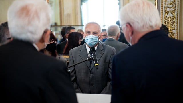 Bundespräsident Frank-Walter Steinmeier (r) und Sergio Mattarella (l), Präsident von Italien, sprechen mit Felice Perani (M), der am 24.