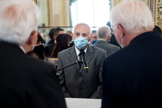 Bundespräsident Frank-Walter Steinmeier (r) und Sergio Mattarella (l), Präsident von Italien, sprechen mit Felice Perani (M), der am 24.