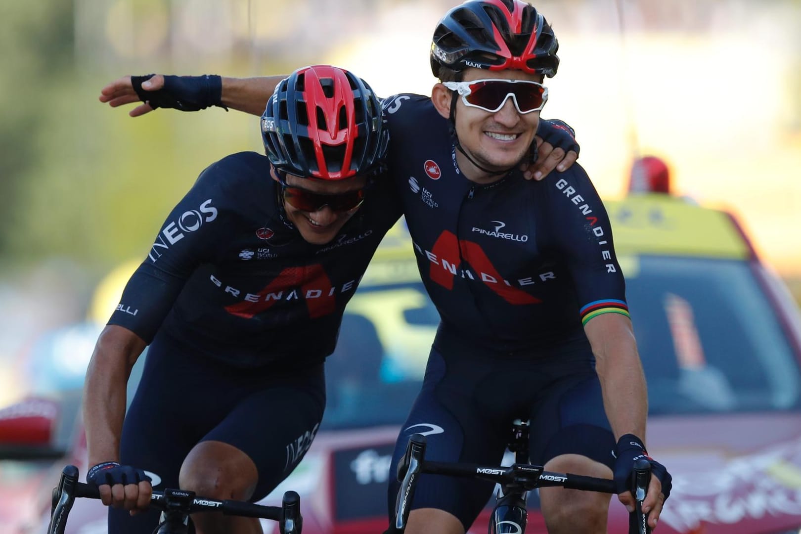 Michal Kwiatkowski und Richard Carapaz: Sie fahren Arm in Arm ins Ziel.