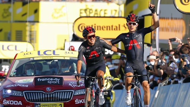 Etappensieger Michal Kwiatkowski (r) und Richard Carapaz fuhren Arm in Arm über die Ziellinie.