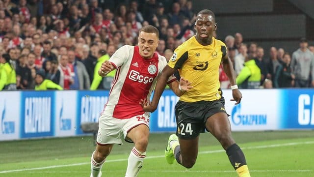Der FC Bayern soll an Sergiño Dest (l) interessiert sein. Der FC Bayern soll an Sergiño Dest (l) interessiert sein.
