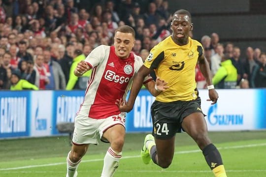 Der FC Bayern soll an Sergiño Dest (l) interessiert sein.