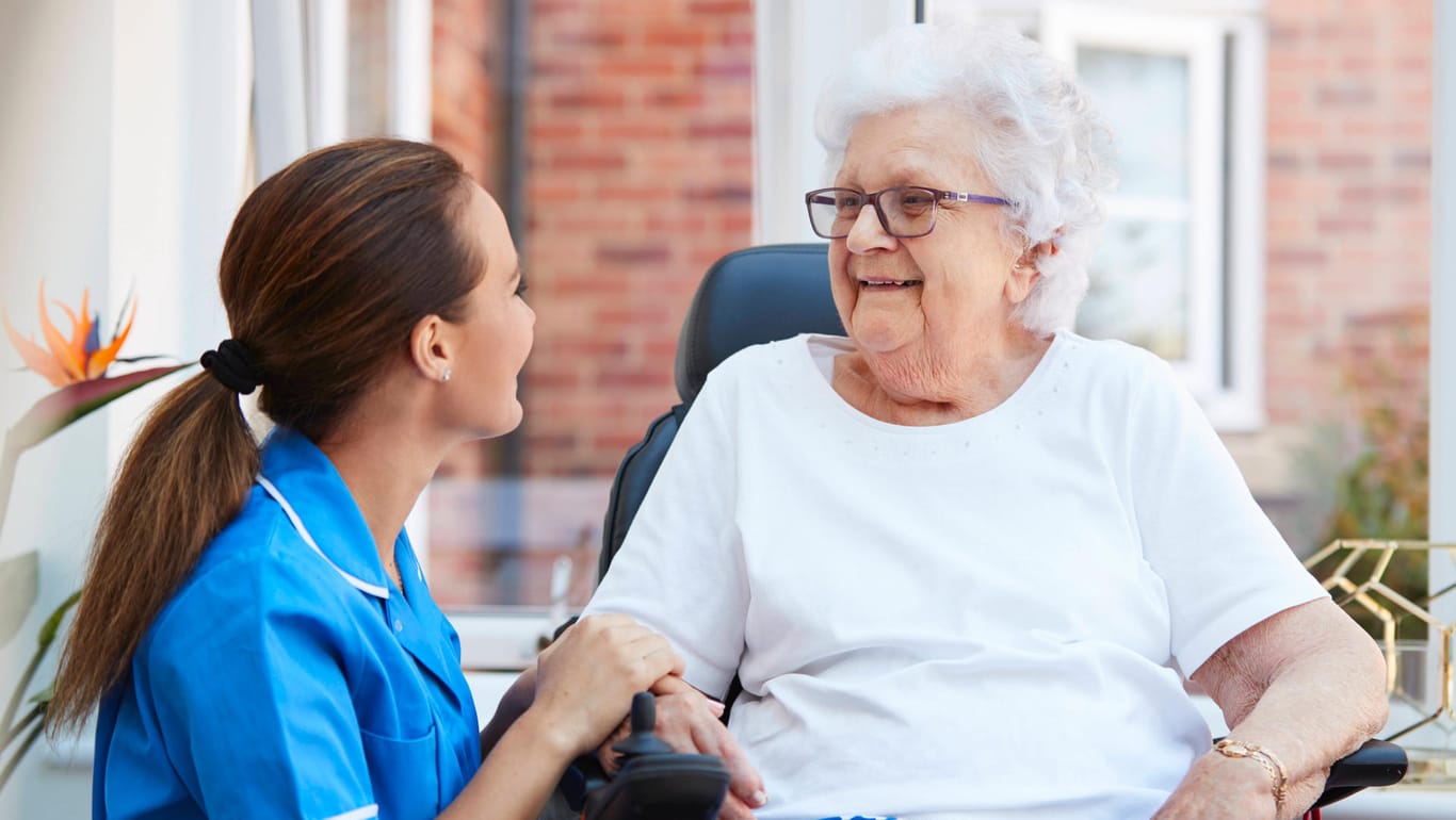 Altenpflegerin und Seniorin (Archivbild): Menschen, die in der Altenpflege arbeiten, sollen besser bezahlt werden.