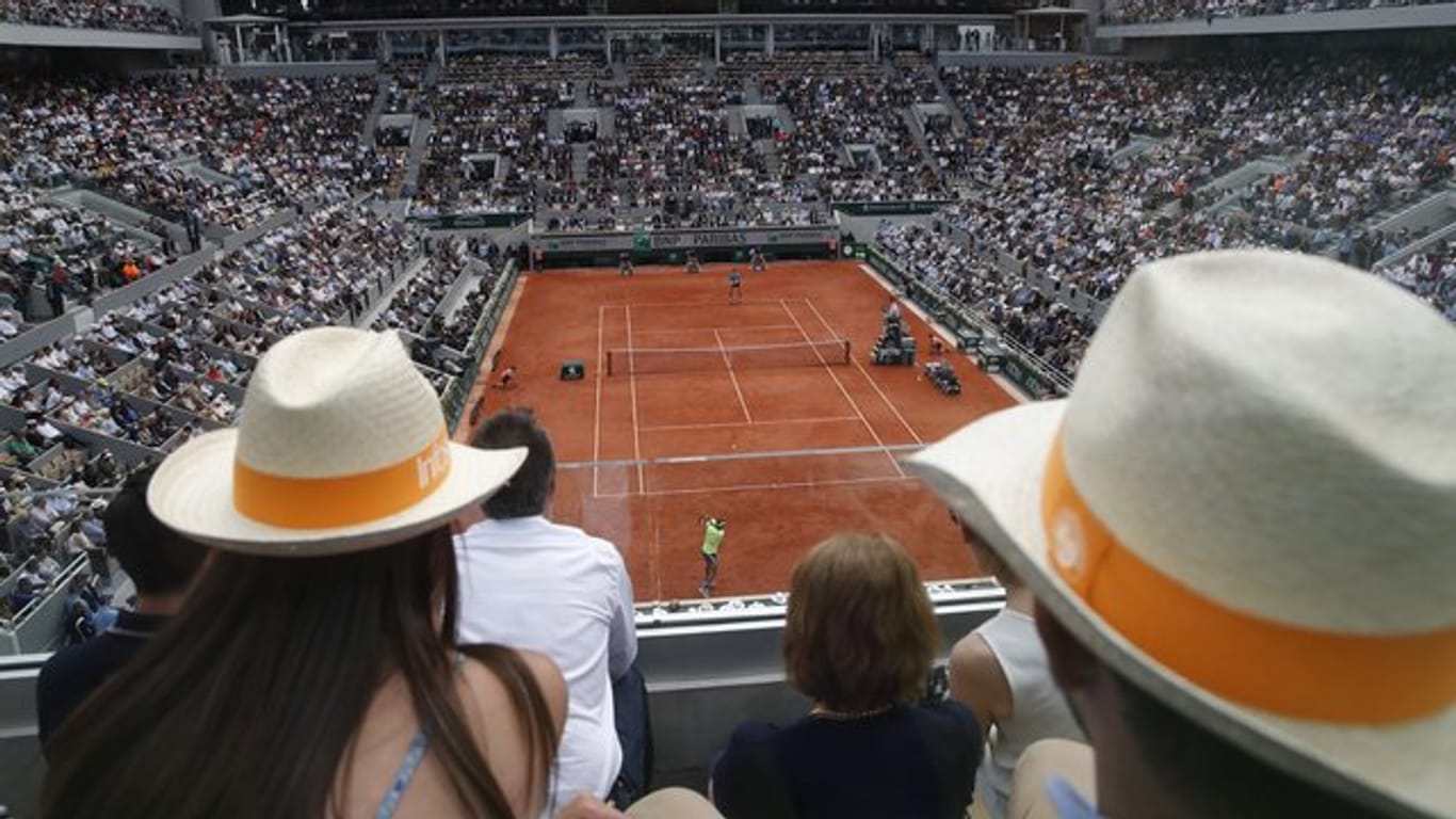 Anderthalb Wochen vor Beginn der French Open ist die Anzahl der zugelassenen Zuschauer einem Medienbericht zufolge erneut reduziert worden.