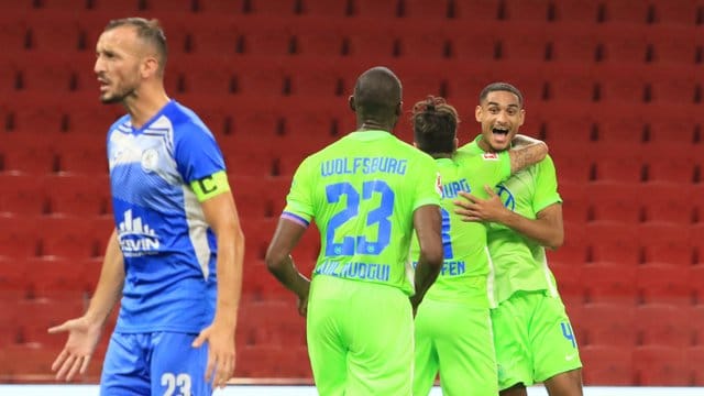 Der VfL Wolfsburg um Maxence Lacroix (r) feierte einen souveränen Auswärtserfolg.