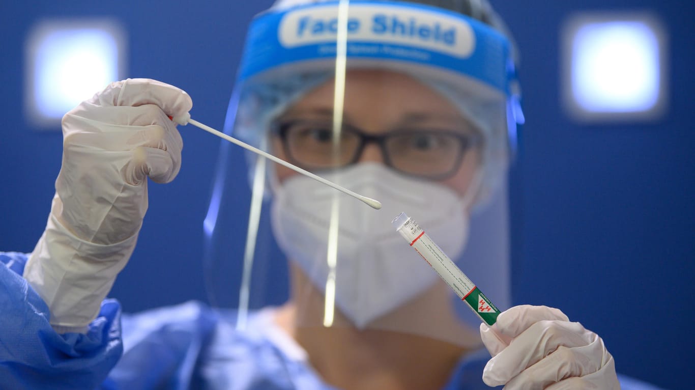 Eine Ärztin hält in der Corona-Teststation für Urlaubsrückkehrer am Flughafen Dresden einen Coronavirus-Test in den Händen: In Europa steigen die Infektionszahlen rasant an