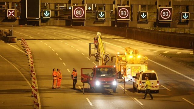 Mitarbeiter stehen vor dem Elbtunnel auf der Autobahn 7 (Archivbild): Der Elbtunnel wird zum ersten Mal wegen Bauarbeiten komplett gesperrt. Mitarbeiter stehen vor dem Elbtunnel auf der Autobahn 7 (Archivbild): Der Elbtunnel wird zum ersten Mal wegen Bauarbeiten komplett gesperrt.
