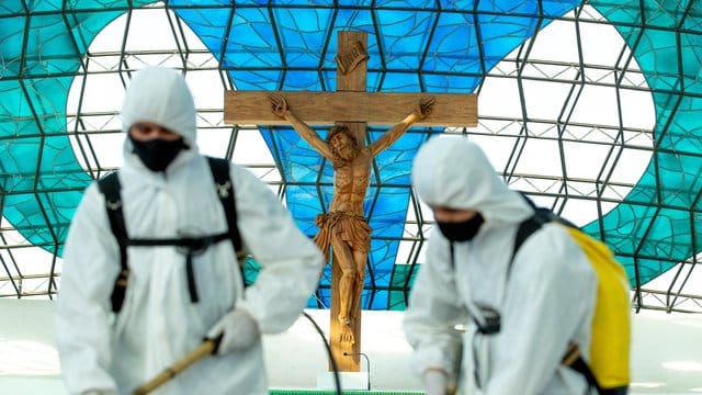 Die Kathedrale Nossa Senhora Aparecida in Brasilia wird desinfiziert.