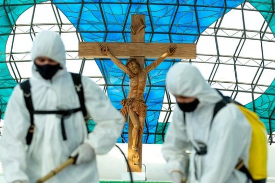 Die Kathedrale Nossa Senhora Aparecida in Brasilia wird desinfiziert.