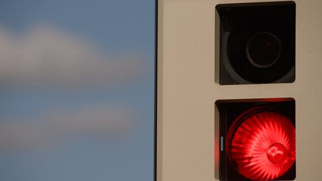 Es blitzt aus einer Verkehrsüberwachungsanlage. Es blitzt aus einer Verkehrsüberwachungsanlage.