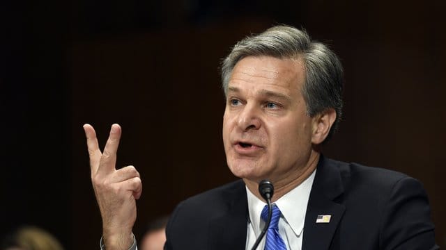 FBI-Chef Christopher Wray klagt über die Einmischung Russlands in die US-Präsidentschaftswahl. FBI-Chef Christopher Wray klagt über die Einmischung Russlands in die US-Präsidentschaftswahl.