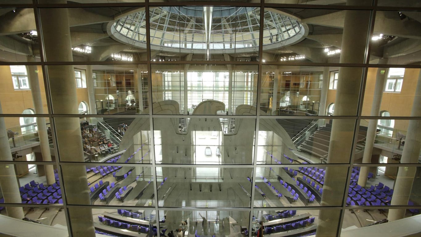 Ein Blick in den Plenarsaal des Bundestags (Symbolbild): Es wurden mehrere wichtige neue Gesetze beschlossen.