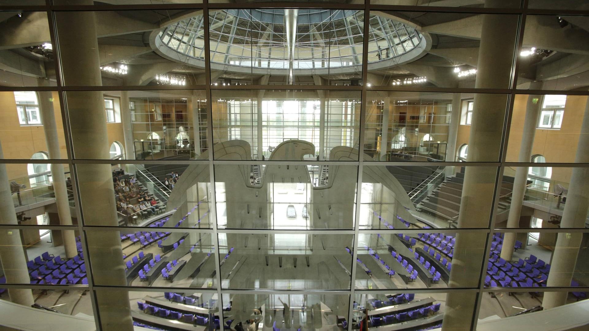 Ein Blick in den Plenarsaal des Bundestags (Symbolbild): Es wurden mehrere wichtige neue Gesetze beschlossen. Ein Blick in den Plenarsaal des Bundestags (Symbolbild): Es wurden mehrere wichtige neue Gesetze beschlossen.