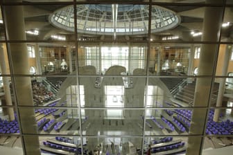 Ein Blick in den Plenarsaal des Bundestags (Symbolbild): Es wurden mehrere wichtige neue Gesetze beschlossen.
