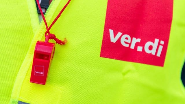Die Gewerkschaft Verdi fordert gemeinsam mit dbb und VKA mehr Einkommen für den öffentlichen Dienst. Die Gewerkschaft Verdi fordert gemeinsam mit dbb und VKA mehr Einkommen für den öffentlichen Dienst.