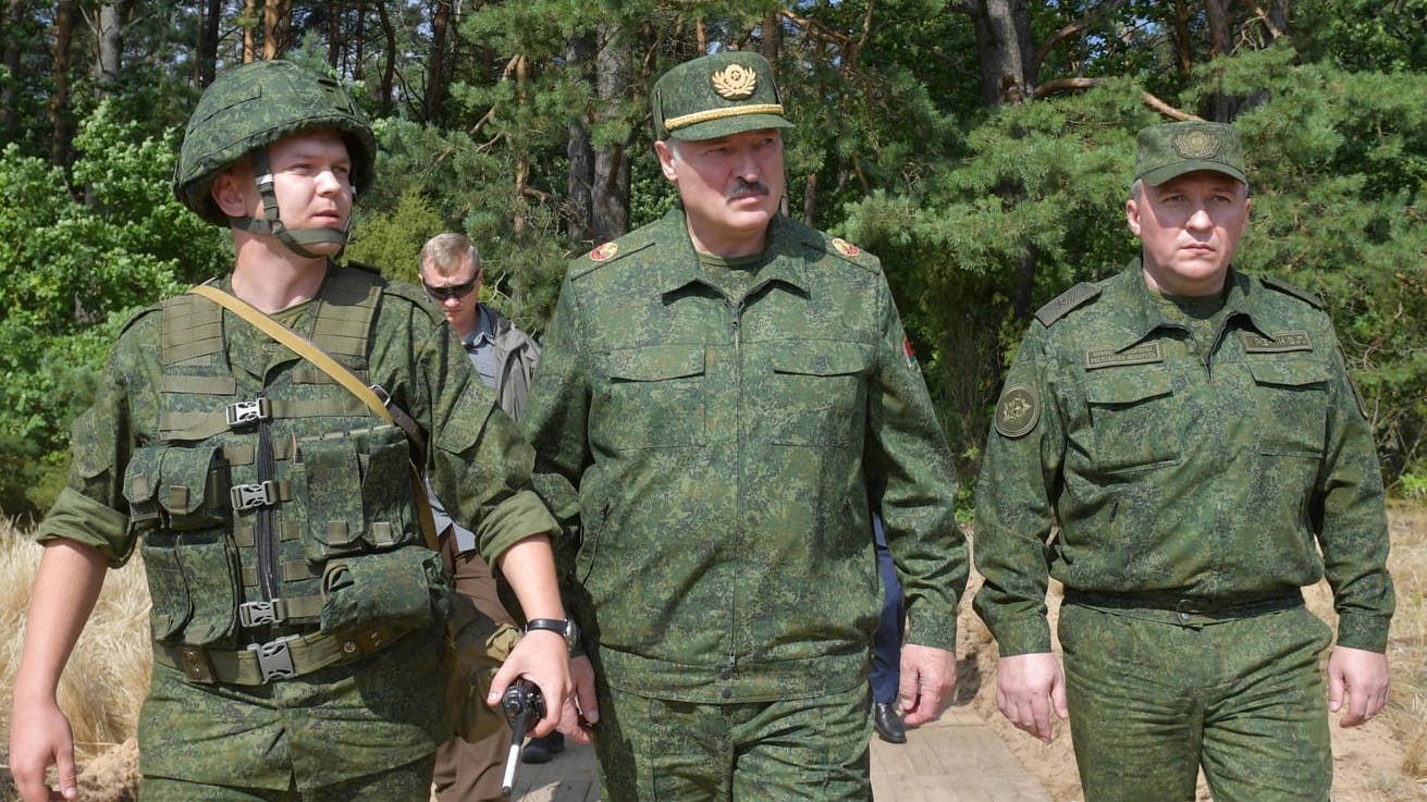 Alexander Lukaschenko mit Soldaten nahe der polnischen Grenze: Der belarussische Präsident wirft den Nachbarländern Polen und Litauen Kriegsvorbereitungen vor.