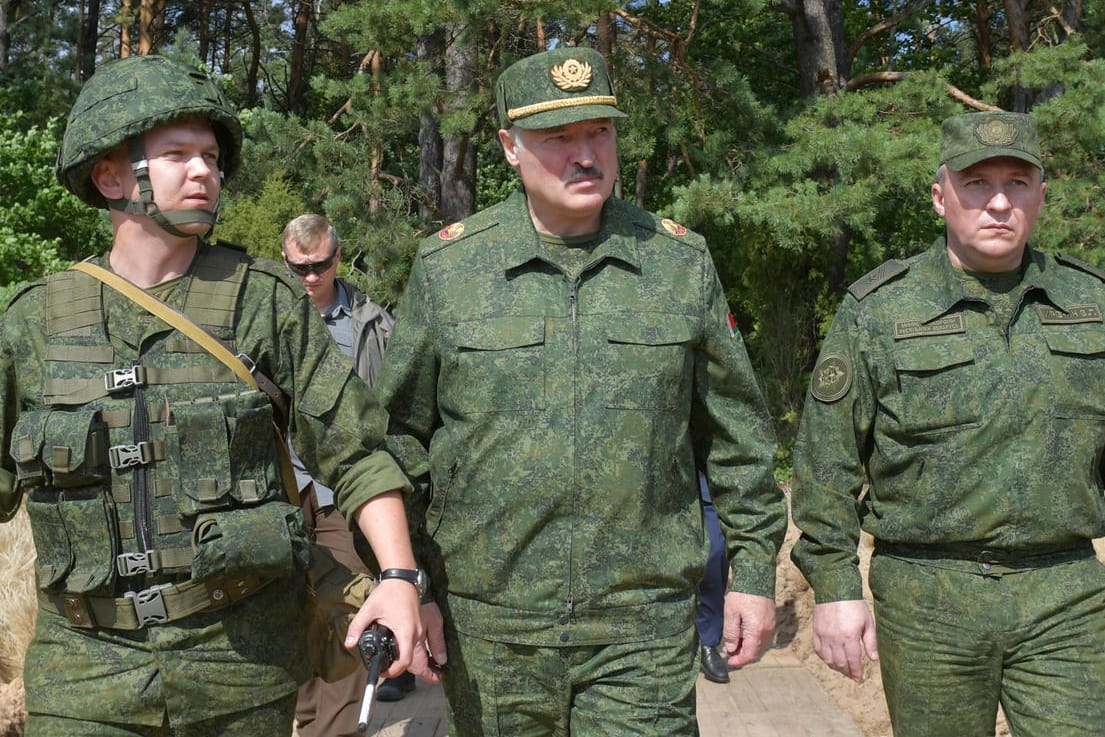 Alexander Lukaschenko mit Soldaten nahe der polnischen Grenze: Der belarussische Präsident wirft den Nachbarländern Polen und Litauen Kriegsvorbereitungen vor.