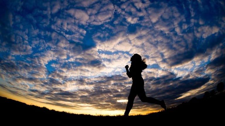 Im Herbst und Winter sind viele Joggerinnen und Jogger in der Dunkelheit oder bei Dämmerlicht unterwegs.