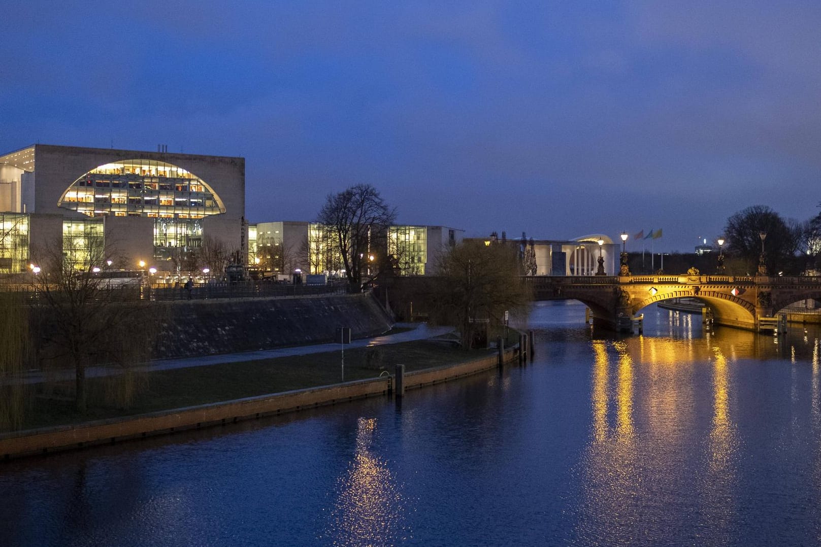 Bundeskanzleramt: Im Berliner Regierungsviertel wird immer gearbeitet.